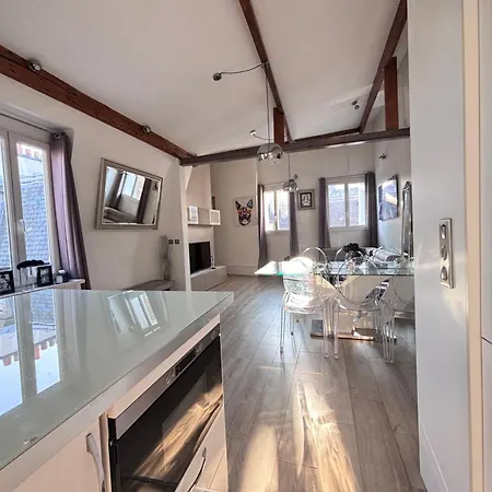 公寓 Sublime Refait A Neuf En Dernier Etage Baigne De Lumiere Avec Tres Belle Hauteur Sous Plafond 2 En Plein Centre De 巴黎