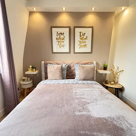 Sublime Refait A Neuf En Dernier Etage Baigne De Lumiere Avec Tres Belle Hauteur Sous Plafond 2 En Plein Centre De Paříž
