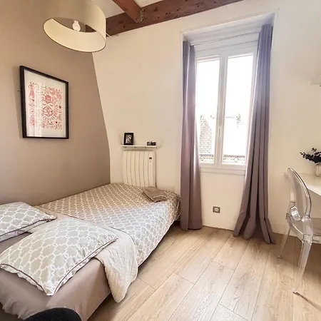 Apartmán Sublime Refait A Neuf En Dernier Etage Baigne De Lumiere Avec Tres Belle Hauteur Sous Plafond 2 En Plein Centre De Paříž