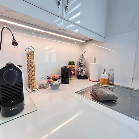Sublime Refait A Neuf En Dernier Etage Baigne De Lumiere Avec Tres Belle Hauteur Sous Plafond 2 En Plein Centre De Apartmán