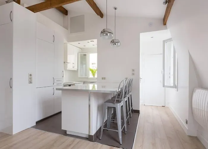 公寓 Sublime Refait A Neuf En Dernier Etage Baigne De Lumiere Avec Tres Belle Hauteur Sous Plafond 2 En Plein Centre De *