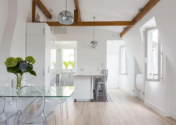 Sublime Refait A Neuf En Dernier Etage Baigne De Lumiere Avec Tres Belle Hauteur Sous Plafond 2 En Plein Centre De 公寓 *
