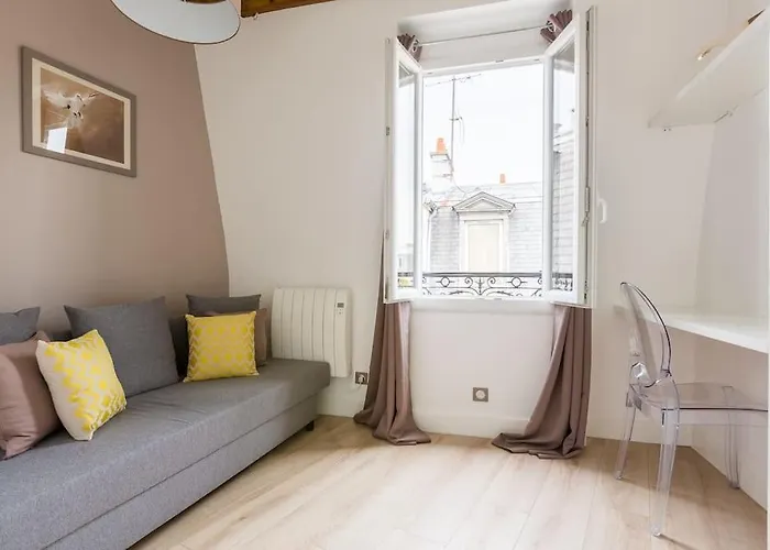 Sublime Refait A Neuf En Dernier Etage Baigne De Lumiere Avec Tres Belle Hauteur Sous Plafond 2 En Plein Centre De 巴黎