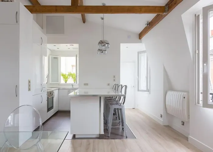 Sublime Refait A Neuf En Dernier Etage Baigne De Lumiere Avec Tres Belle Hauteur Sous Plafond 2 En Plein Centre De * 巴黎