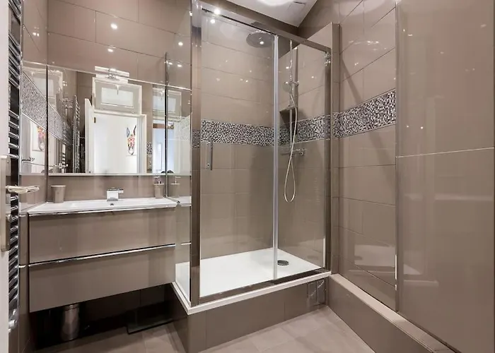 Sublime Refait A Neuf En Dernier Etage Baigne De Lumiere Avec Tres Belle Hauteur Sous Plafond 2 En Plein Centre De 公寓