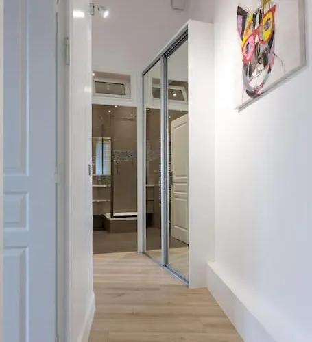 Sublime Refait A Neuf En Dernier Etage Baigne De Lumiere Avec Tres Belle Hauteur Sous Plafond 2 En Plein Centre De 巴黎