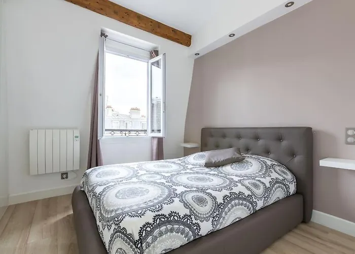 Sublime Refait A Neuf En Dernier Etage Baigne De Lumiere Avec Tres Belle Hauteur Sous Plafond 2 En Plein Centre De 公寓 *