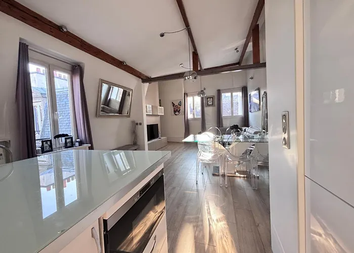 公寓 Sublime Refait A Neuf En Dernier Etage Baigne De Lumiere Avec Tres Belle Hauteur Sous Plafond 2 En Plein Centre De 巴黎